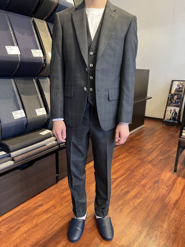 落ち着きあるグレーにパープルが映えるオーダーならではの１着のアイキャッチ画像