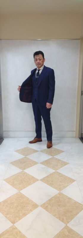 万能でありながら、個性も出せるネイビーストライプスーツ！のアイキャッチ画像