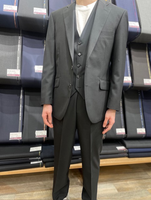 幅広い場面で使いやすいブラックスリーピススーツのアイキャッチ画像