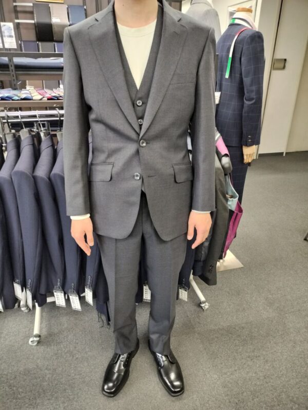 チャコールグレーのスリーピーススーツのアイキャッチ画像