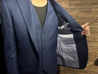 同色でまとめ、装飾を纏うの画像