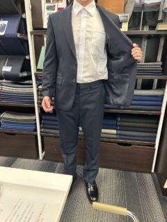 清楚な見た目で安心の紺無地スーツの画像