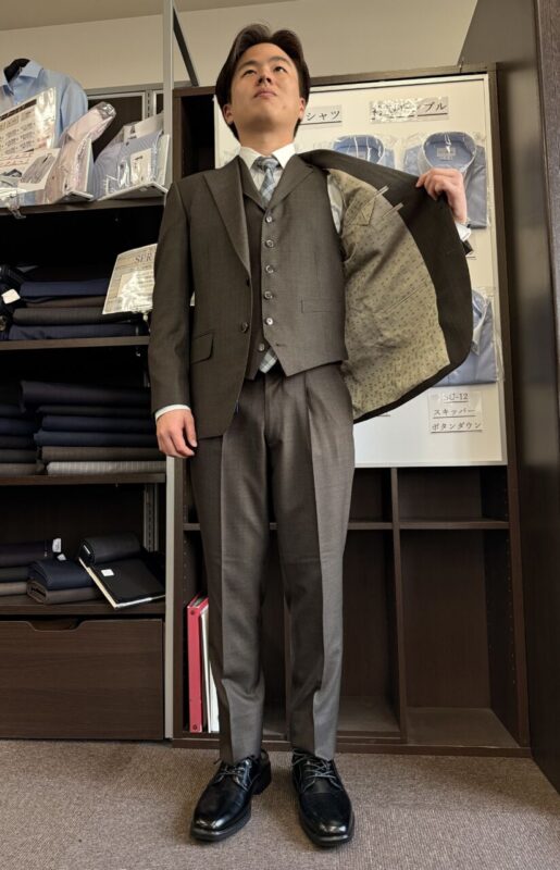 大人っぽい色気漂うブラウンスーツ!のアイキャッチ画像