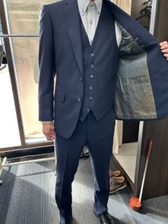 品の有る素敵な織り柄ネイビースーツの画像