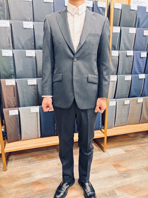 タブカラーシャツ＆ミラノカフスでお洒落に。クラシックなチャコールグレースーツのアイキャッチ画像