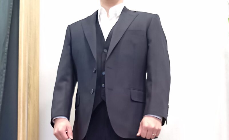 ネイビースーツの三つ揃えでランクアップのアイキャッチ画像