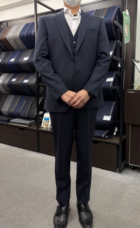 ネイビー生地に輝くシャドーストライプのアイキャッチ画像