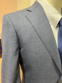 店頭マネキン、春夏スーツにお着替えしております✨の画像