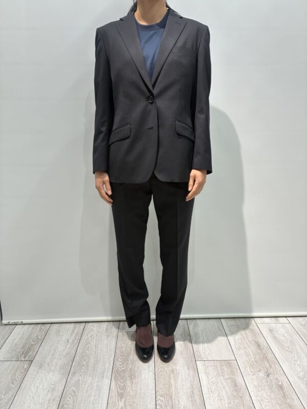 程よいゆとりで安心感のあるブラック×無地レディーススーツのアイキャッチ画像