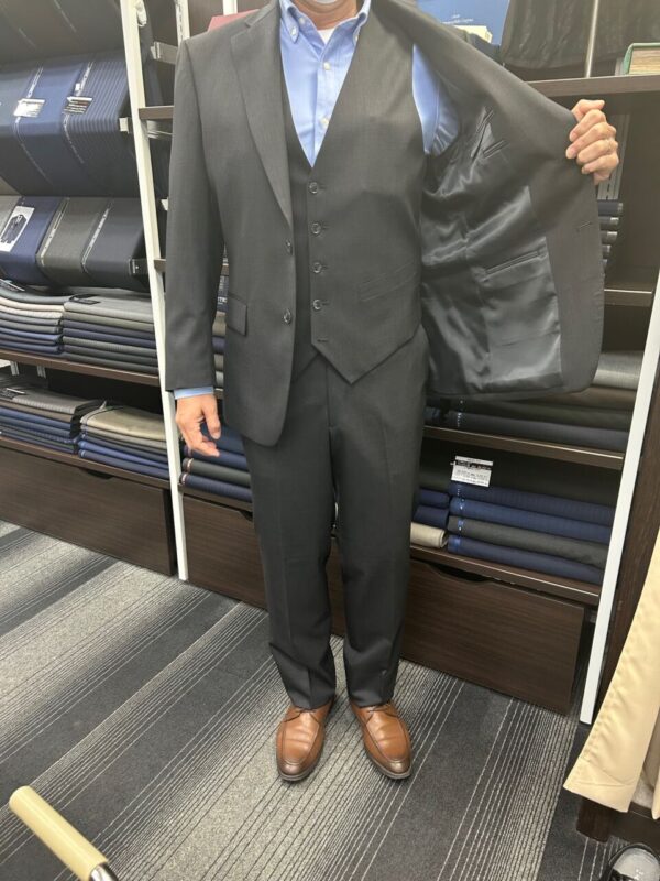 お洒落なチャコールグレーのスリーピースのアイキャッチ画像