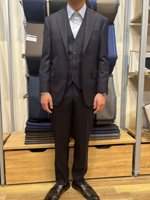 スーツ・シャツのトータルでの着こなし、サイズで違いを生むネイビースリーピーススーツ&サックスブルーシャツのアイキャッチ画像