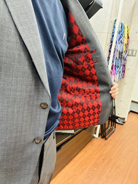 グレーストライプ×赤アーガイルのアイキャッチ画像