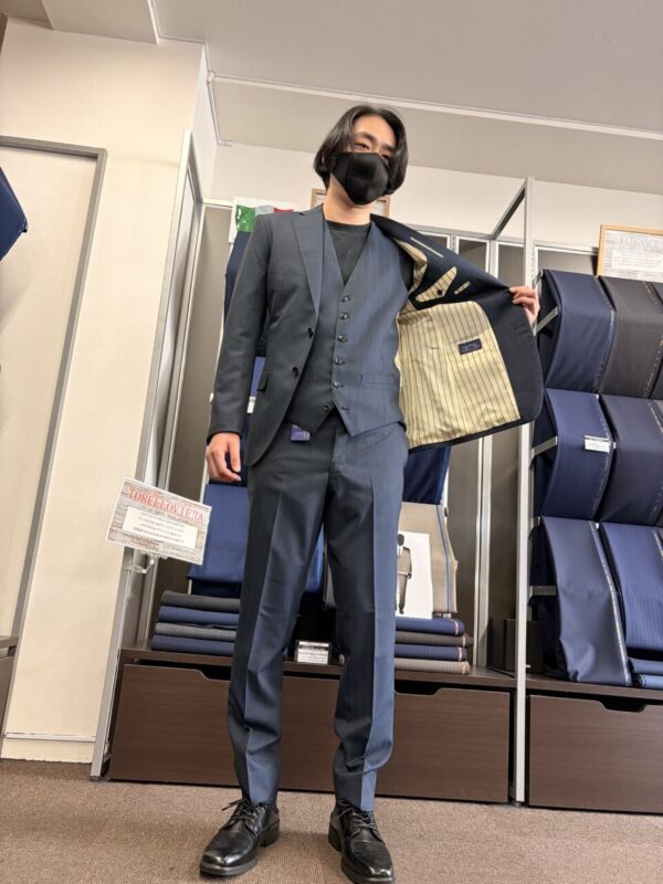 ストライプ生地ベスト付で更にスマートにのアイキャッチ画像