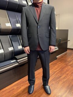 ボタンと裏地を同系色で合わせたさりげない華やかさが上品な1着の画像