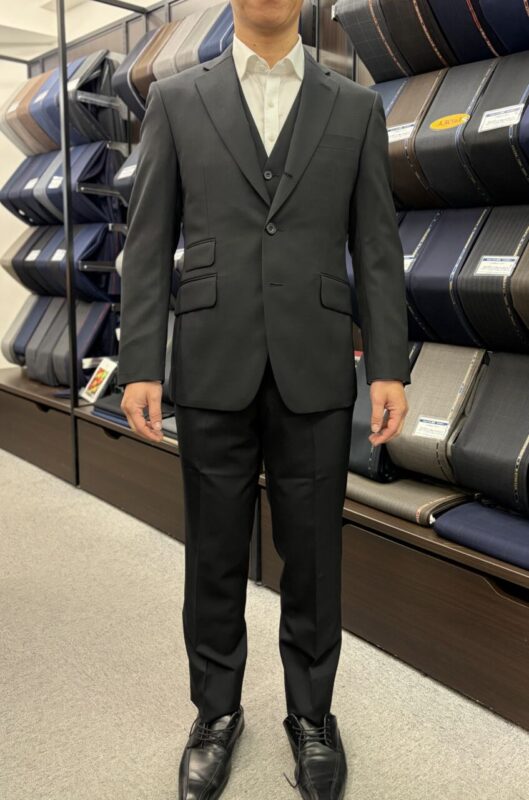 随所にこだわりを詰め込んだブラックスーツのアイキャッチ画像