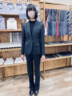 スラっとしたスタイルでも脚長効果のあるセミフレアーパンツスーツの画像