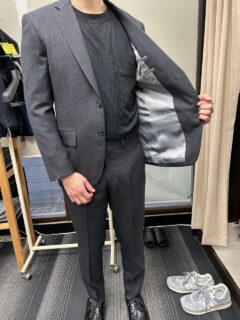 高級な雰囲気のグレーチェックスーツの画像