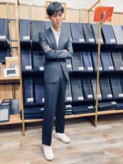 高身長の細身の方も細く見え過ぎないスタイリッシュなスーツの画像