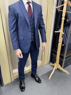 三つ揃えが魅せる、大人のラグジュアリーの画像