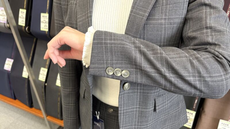 大きめチェックが華やかなビジネススーツのアイキャッチ画像