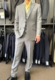 個性の際立つライトグレースーツの画像