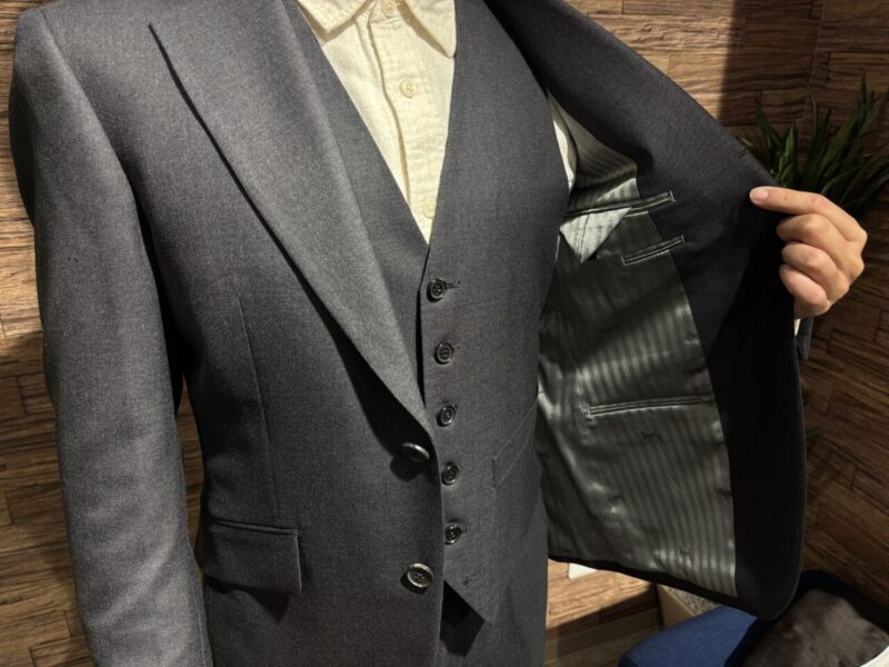 王道グレーの地に馬が駆けるのアイキャッチ画像