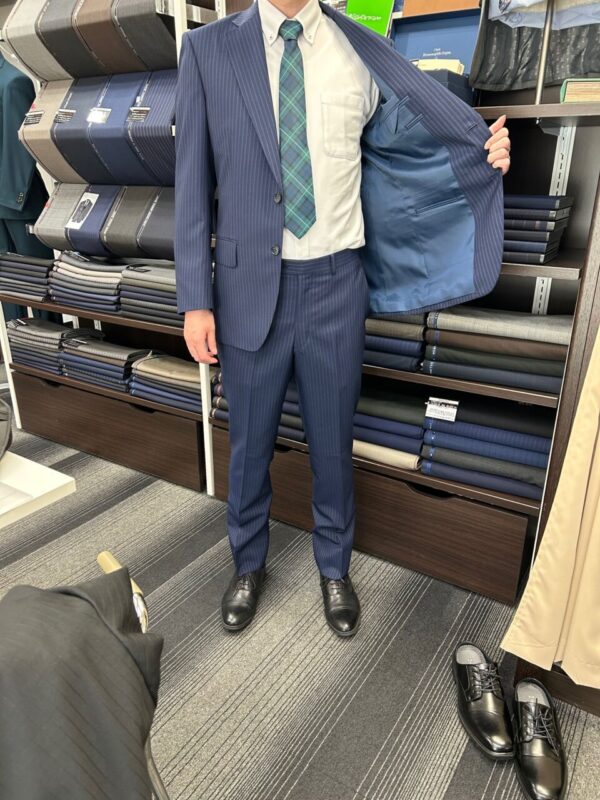 明るいブルースーツで爽やかさアップのアイキャッチ画像