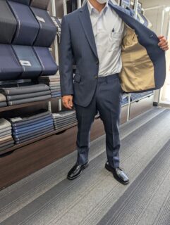 ネイビー色の人気のウインドーペーン柄の画像