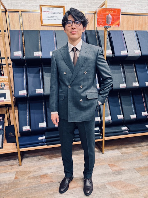 大柄のチェック柄で釦にアクセントつけてセットアップも楽しめるダブルスーツのアイキャッチ画像