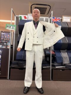 クラシックなダブル白スーツ♪の画像