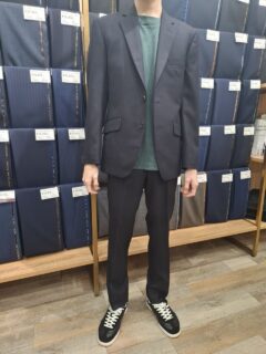 オシャレな裏地と相性抜群！上品なネイビースーツの画像