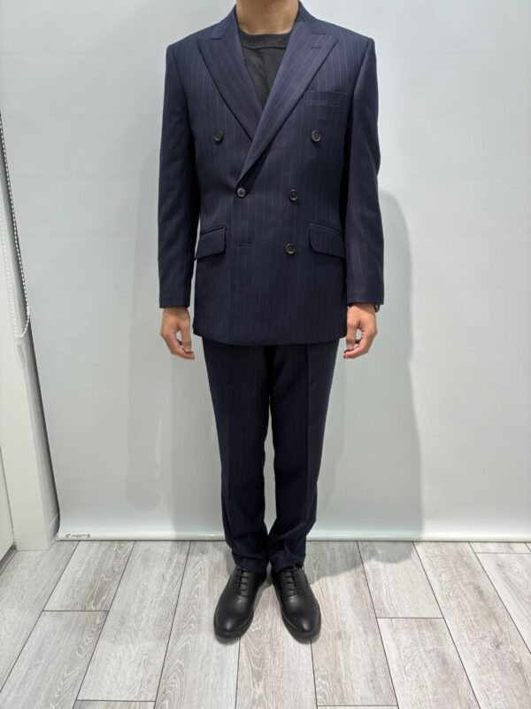 貫禄を纏う、クラシックなベスト付きダブルスーツのアイキャッチ画像