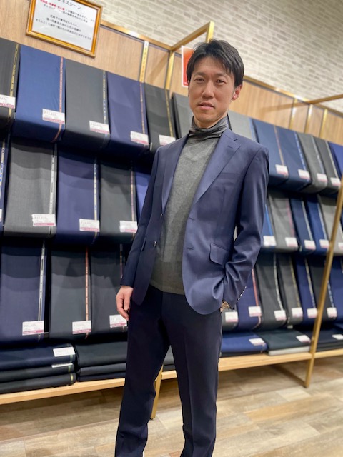 上品な光沢感があり、サラッと羽織りやすいネイビースーツのアイキャッチ画像