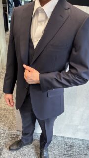 艶が美しいネイビースリーピーススーツの画像