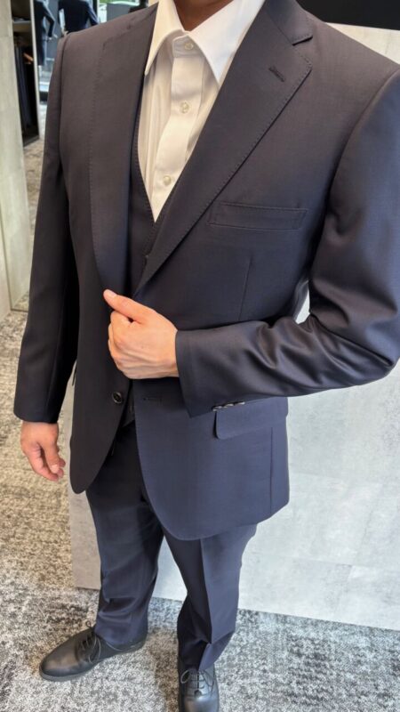 艶が美しいネイビースリーピーススーツのアイキャッチ画像