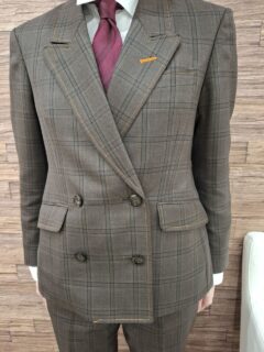 色糸がアクセントのレディースダブルスーツの画像