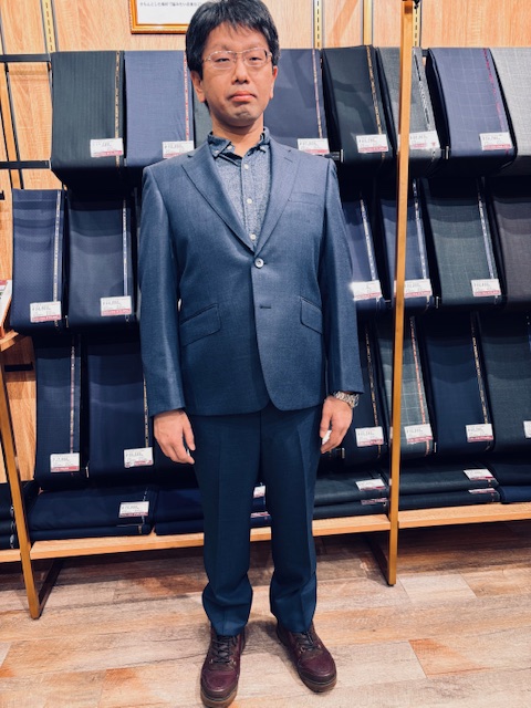 耐久性も兼ね備えたスタイリッシュネイビースーツのアイキャッチ画像