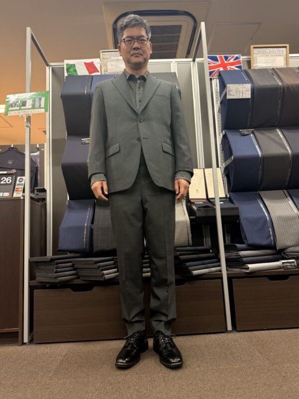 光沢のある落ち着いたグレースーツのアイキャッチ画像