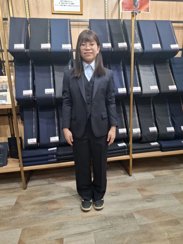 ボタンダウンシャツとの相性も抜群！レディーススリーピーススーツのアイキャッチ画像