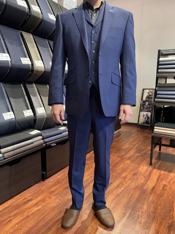 イタリア製マルラーネ生地の鮮やかなブルーがこれからの季節にピッタリの1着のアイキャッチ画像