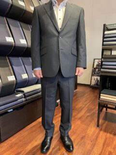 チャコールグレーの落ち着いた色味が上品ですっきりとスタイリッシュに仕上がった1着の画像