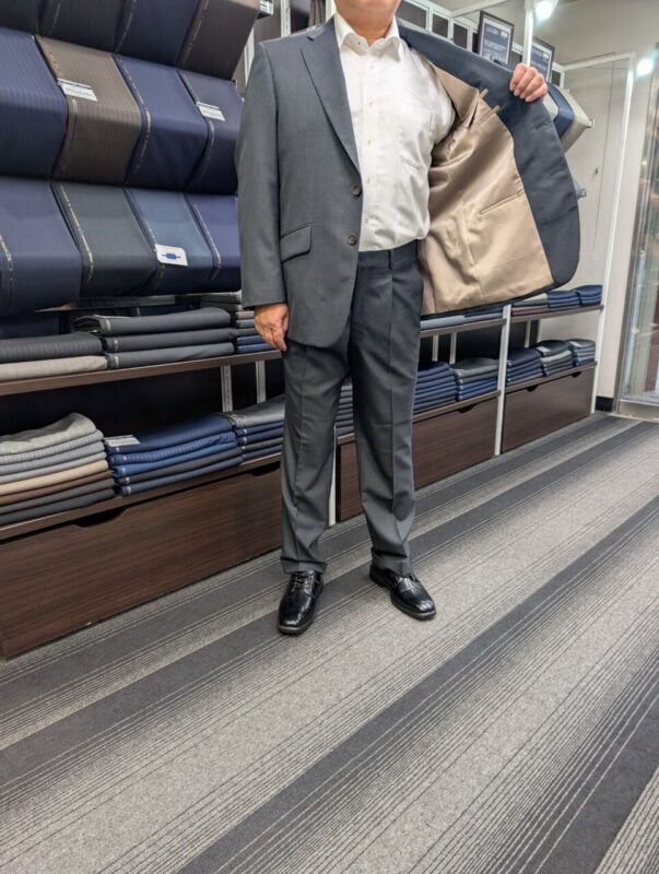 落ち着いた見た目のグレースーツのアイキャッチ画像