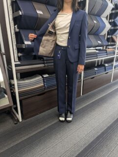 ツヤの有る爽やかなネイビースーツの画像