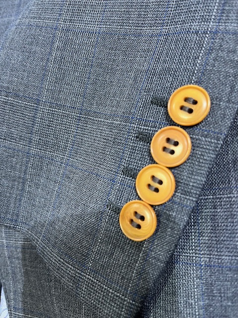 ナット釦でこれまでのスーツの印象もガラッと！新鮮な１着に！～２着目、３着目にナット釦！柔らかい雰囲気の１着になりますよ～のアイキャッチ画像