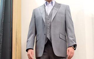 グレーのストライプ柄を三つ揃えでの画像