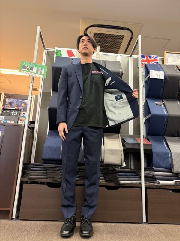 イタリアブランドの紺スーツ♪のアイキャッチ画像