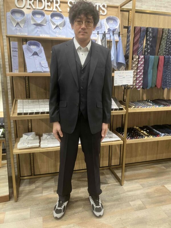 ツヤ感溢れるチェックのネイビースリーピースで特別な1着のアイキャッチ画像