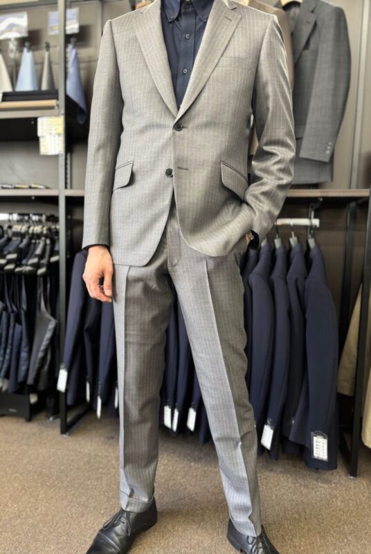 すっきりとしたシルエット。ライトグレースーツのアイキャッチ画像