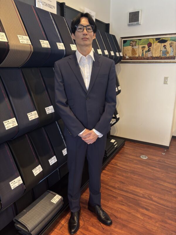 オーダーならではのジャストフィット感がたまらない王道のネイビースーツスタイル！のアイキャッチ画像