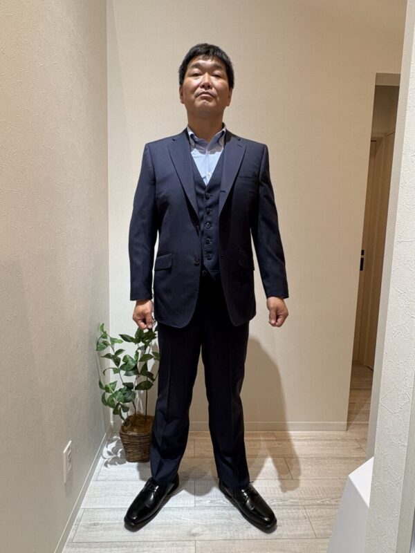 上品かつ高級感のあるネイビースリーピーススーツ【CANONICO】のアイキャッチ画像